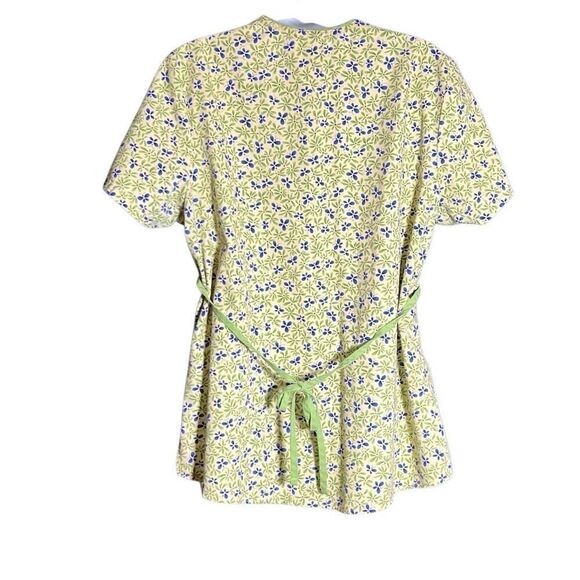 SB Scrubs Floral Print Wrap Top – Size M – Short Sleeve - Picture 2 of 6